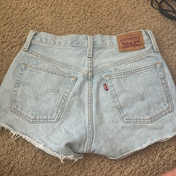 Women’s Levi’s shorts - Picture 2 of 3